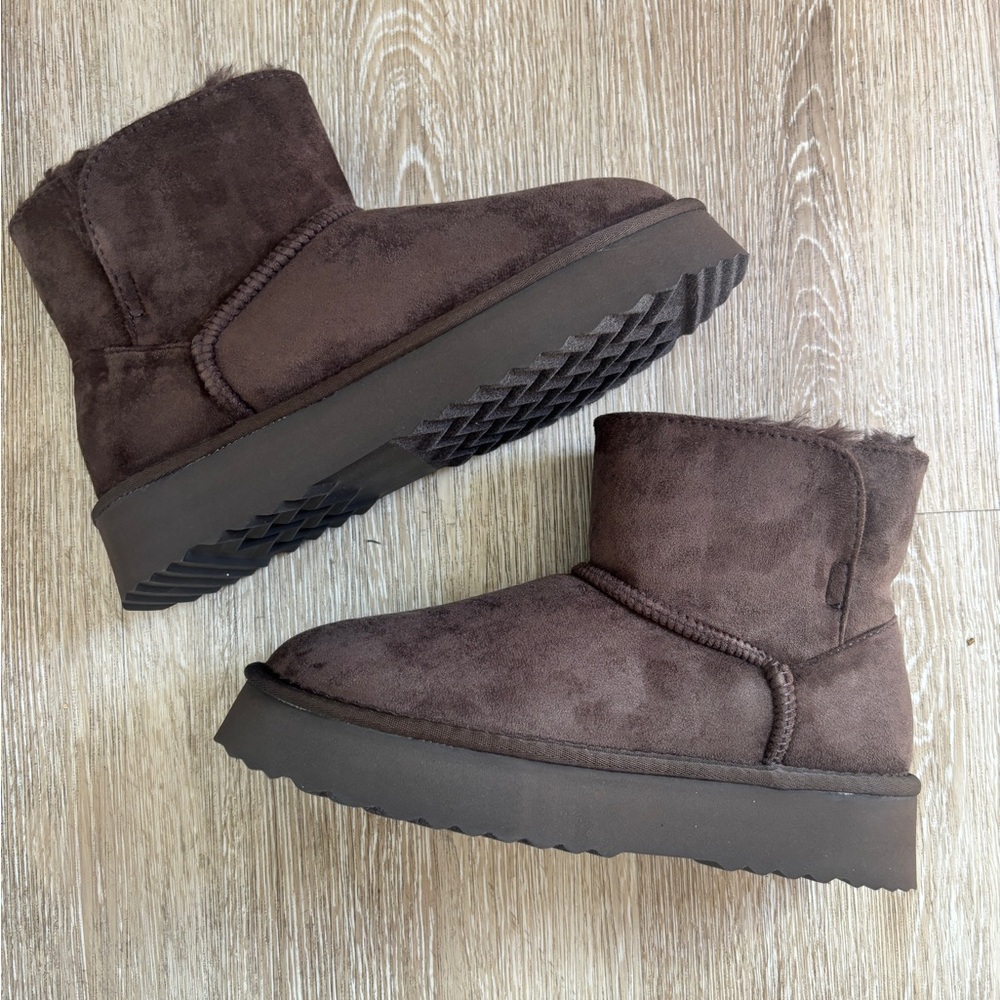 Cozy Short Shearling-Lined Ankle Boots - Dark Brown